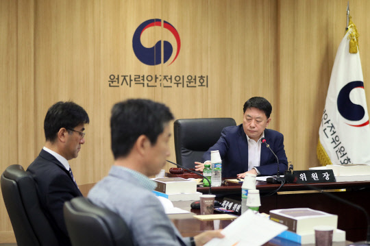 원안위 전체회의      (서울=연합뉴스) 이지은 기자 = 김용환 원자력안전위원회 위원장이 9일 오전 서울 세종대로 원자력위원회 회의실에서 열린 제70회 전체회의를 주재하고 있다. 2017.6.9      jieunlee@yna.co.kr  (끝)